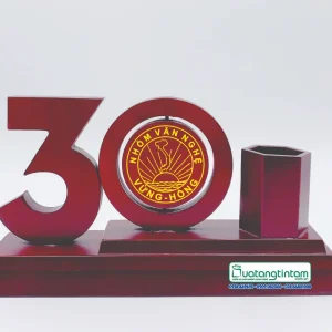 Biểu trưng số 30 cắm bút